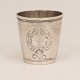 Søren Christensen, Varde, 1820-43: Lille Sølvbæger prydet med tre kartoucher, hvori stiliserede blomster og navnetræk i laurbærkrans. Dateret 1826. H: 6,5cm. V: 74gr