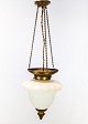 Antik Ampel med hvidt opal glas med messing kant og ophæng, fra omkring år 1860.5000m2 udstilling.