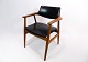 Armstol i teak og sort læder designet af Erik Kirkegaard og fremstillet af Glostrup Møbelfabrik i 1960erne.5000mn2 udstilling.