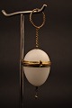 Dekorativt 1800 tals parfume æg i hvidt opalglas med bronze monteringer og lille kæde. H:5,5cm. Dia.:3,8cm.