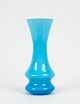 Blå glas vase med hvid opaline glas indvendigt af Holmegaard.