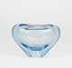 Hjerteformet glas vase, model Menuet i isblå farve af Per Lütken for Holmegaard.5000m2 udstilling.