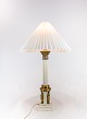 Gammel fransk bordlampe i messing dekoreret med forskellige figurer fra 1920erne.