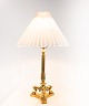 Høj bordlampe i poleret messing med flot udsmykket trefod fra 1920erne.5000m2 udstilling.