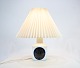 Bordlampe fra B&G dekoreret med blåt mønster. Lampen er fra 1983.