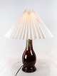 Bordlampe i mørkerød glasur fra Michael Andersens keramik fabrik på Bornholm. 