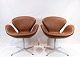 Et par Svane stole, model 3320, designet af Arne Jacobsen i 1958 og fremstillet af Fritz Hansen.5000m2 udstilling.