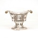 Kandisskål i sølv. Wolfgang Petersen, Haderslev, 1825-51: Kandisskål i sølv med forgyldte håndtag og krystalindsats. H: 15,5cm. L: 21,5cm