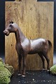 Dekorativ , gammel svensk hest fra omkring år 1900 i udskåret træ med fin bemaling , små læderøre og med en fin patina.H:25cm. L:25cm.