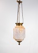 Antik Ampel med orange opal glas med messing kant og ophæng, fra omkring år 1860. 5000m2 udstilling.