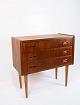 Lille kommode i teak af dansk design fra 1960erne.5000m2 udstilling.