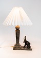Bordlampe udført i marmor med dekorativ elefant.