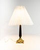 Bordlampe af sort patineret stamme og lureforgyldt fod med skærm i papir.