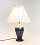 Bordlampe i keramik med mørkeblå glasur af Michael Andersen og Søn.