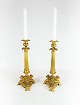 Et sæt franske lyre forgyldte bronze lysestager fra 1820erne.5000m2 udstilling.