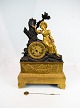 Fransk kaminur af lyre forgyldt bronze fra omkring 1820erne.5000m2 udstilling.
