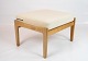 Skammel, model GE290, i eg og lyst Hallingdal stof af Hans J. Wegner og Getama fra 1960erne.5000m2 udstilling.