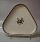 9721-947 Cake dish, triangular 22 cm Golden Clover # 947 (Cream) Royal Copenhagen (Old Liselund)