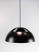 Loftpendel, Royal, i sort metal af Arne Jacobsen og Louis Poulsen.5000m2 udstilling.