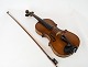 Violin i flot antik stand af mørkt træ fra 1930erne.5000m2 udstilling.