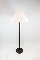 Gulvlampe i palisander af dansk design fra 1960erne.5000m2 udstilling.