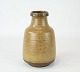 Keramik vase i brune og beige farver af Gunnar Nylund for Rörstrand. 5000m2 udstilling.