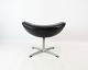 Skammel til Ægget, model 3127, designet af Arne Jacobsen i 1958 og fremstillet af Fritz Hansen. 5000m2 udstilling.