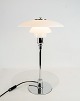 PH 3/2 bordlampe med krom stel og hvidt opal glas skærme, designet af Poul Henningsen og fremstillet af Louis Poulsen.5000m2 udstilling.