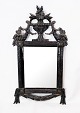 Rokoko spejl med sort malet træramme og udskæringer, i flot original stand fra 1780erne.