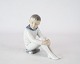 Porcelænsfigur, siddende dreng, nr.: 1742 af Bing og Grøndahl.
