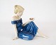 Kgl. porcelænsfigur, siddende pige, nr.: 27H af Royal Copenhagen.5000m2 udstilling.