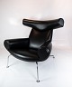 Ox chair, model EJ 100 polstret i sort læder, designet af Hans J. Wegner i 1960erne og fremstillet hos Erik Jørgensen Møbelfabrik. 5000m2 udstilling.
