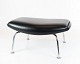 Skammel til Ox chair, model EJ 100-F, polstret i sort læder, designet af Hans J. Wegner i 1960erne og fremstillet hos Erik Jørgensen Møbelfabrik.5000m2 udstilling.