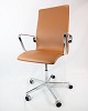 Oxford Classic kontorstol, model 3293C, med original polstring af cognac læder, designet af Arne Jacobsen i 1963 og fremstillet af Fritz Hansen.5000m2 udstilling.