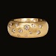 Daugaard: Særdeles kraftig ring i 14kt guld prydet med 12 diamanter på i alt ca. 0,65ct. Fremstillet ca. år 2005. Ringstr. 53. V: 35,4gr