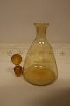 Karaffel, ravfarvet glas, med propH: ca. 21cm inkl. propSe venligst også de tilhørende små glas