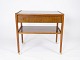 Lille sidebord med skuffe i teak af dansk design fra 1960erne. 
