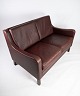 To personers sofa, med rødbrunt læder af Stouby Møbler.5000m2 udstilling.