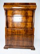 Chiffoniere af mahogni med udskæringer i stilen Sen Empire fra 1840erne.5000m2 udstilling.