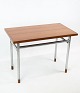 Sofabord i teak med stel i metal, designet af Hans J. Wegner og fremstillet af Ry Møbelfabrik 1960erne.