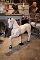 Svensk 1800 tals hest i udskåret træ med afskrabet råhvid farve og en super fin patina.H:76cm. L:88cm.