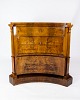 Sydtysk kommode af mahogny med intarsia, i flot antik stand fra 1840erne. 5000m2 udstilling.