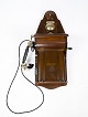 Gammel telefon fra Jydsk Telefon Aktieselskab af mørkt træ.5000m2 udstilling.