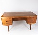 Skrivebord i teak af dansk design fra 1960erne.5000m2 udstilling.