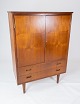 Skab i teak af dansk design fra 1960erne.5000m2 udstilling.
