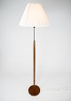 Gulvlampe i teak og messing af dansk design fra 1960erne. 5000m2 udstilling.