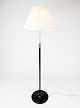 Gulv lampe, model 339, af sort metal og messing af Le Klint fra 1960erne. 5000m2 udstilling.