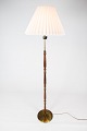 Gulv lampe i teak og messing af dansk design fra 1960erne. 5000m2 udstilling.