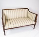 To personers sofa polstret med stribet stof og stel af mahogni, fra 1920erne.5000m2 udstilling.