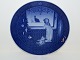 Royal CopenhagenJuleplatte 1982Pige med bamse